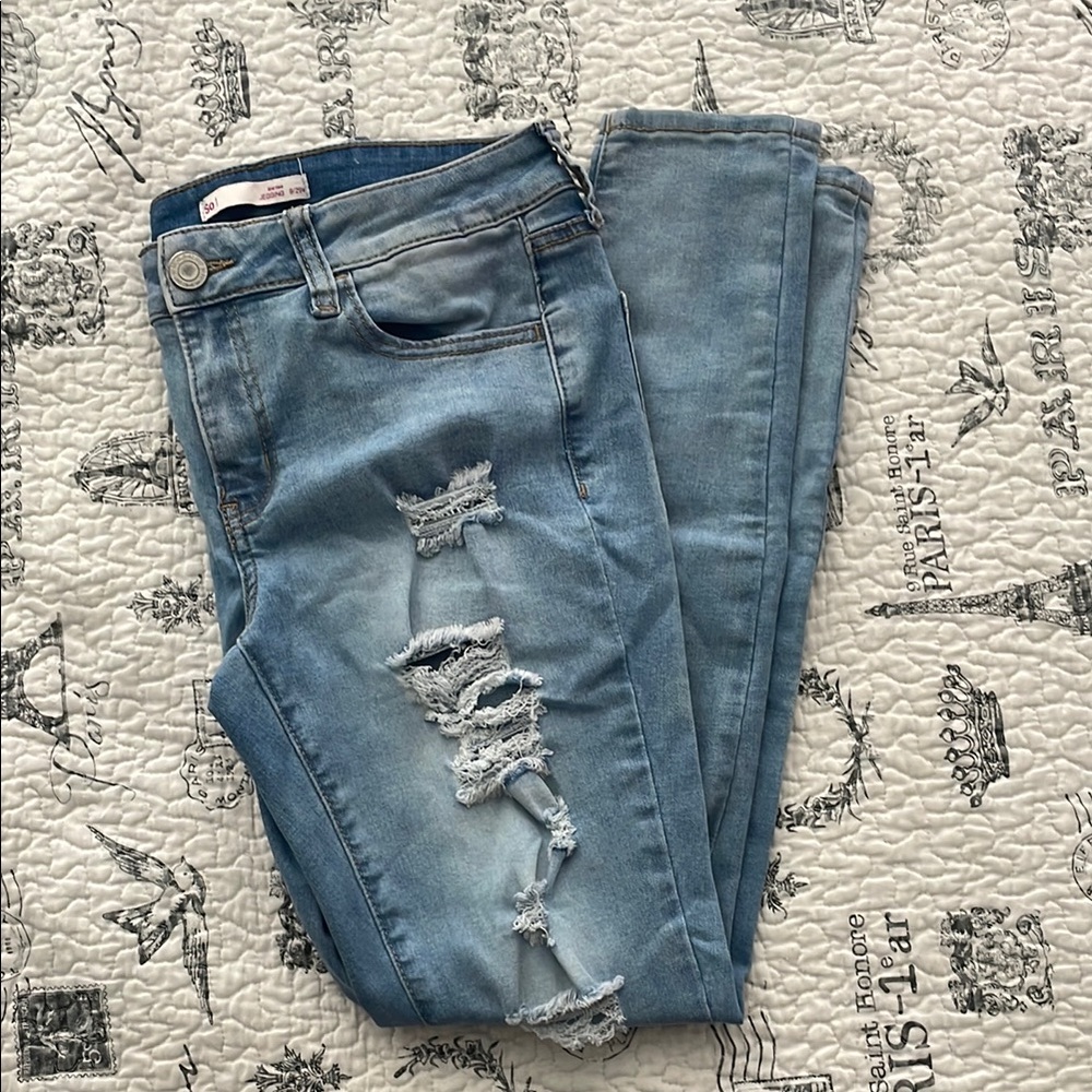 Distressed low rise jeggings